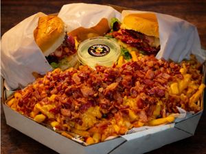 Caixote Viciados em Bacon 2-X-BACON+X-BURGUER+FRITAS  C/CHEDDAR E BACON+REFRI 1L