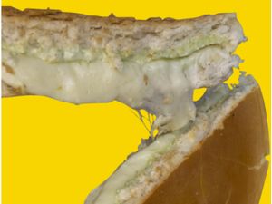 Pão com maionese verde e queijo