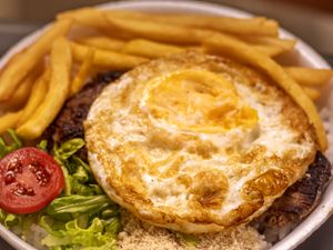 Alcatra à cavalo com fritas