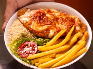 Alcatra a parmegiana com fritas