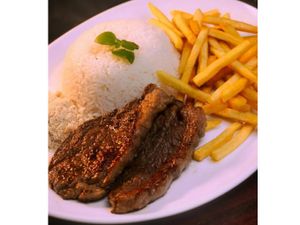 Contra filé com fritas