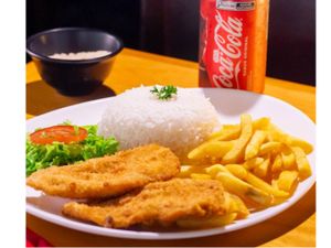 Frango a milanesa com fritas