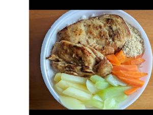 Frango grelhando com legumes