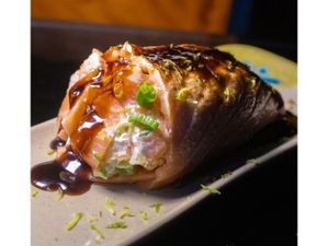 Temaki Especial  samão por fora sem alga (inventar um nome)