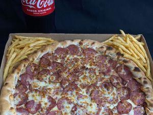Pizza Grande 40cm + borda + fritas + Coca 2L