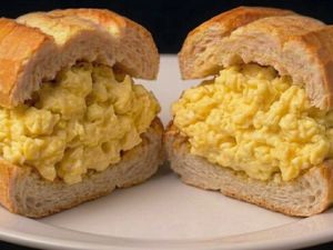 COMBO - Pão com ovo mexido cremoso + Café com leite