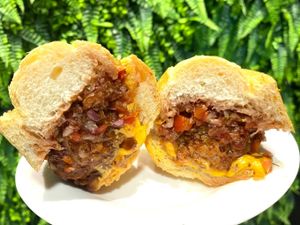 Pão com Bolinho de Pernil