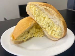 COMBO - Pão com ovo mexido cremoso + Café com leite