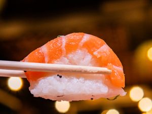 Niguiri De Salmão (2 peças)