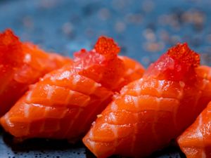 Niguiri De Salmão c/ Cebola Roxa Caramelizada (2 Peças)