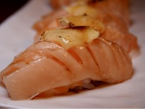 Niguiri De Salmão Trufado c/ Queijo Brie (2 Peças)