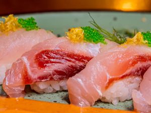 Niguiri De Robalo  c/ Raspa De Limão Siciliano (2 Peças)