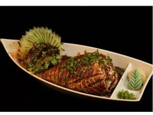 Temaki maçaricado ao molho da casa