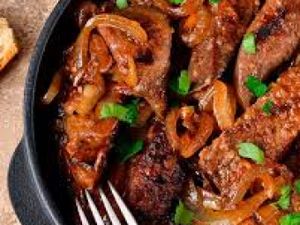 BIFE DE FIGADO ACEBOLADO