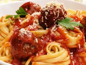 ESPAGUETE A BOLONHESA COM ALMÔNDEGAS