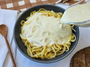 MACARRÃO COM MOLHO BRANCO