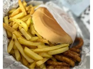 Combo 1 Xis e Anéis de Cebola e Batata Frita