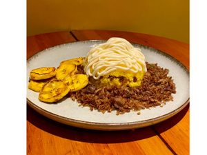 Cuscuz com carne do sol desfiado