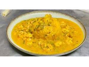 Cuscuz com moqueca de camarão