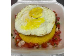 Cuscuz com ovo e vinagrete