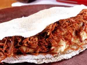 Tapioca com carne do sol desfiada e catupiry