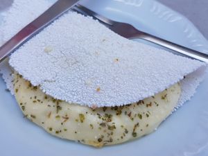 Tapioca com queijo e orégano