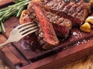 Iscas com batata palito  + farofa