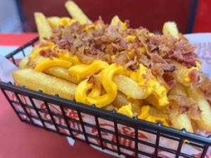 BATATA COM CHEDDAR E BACON