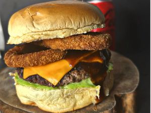 onion burger + lanche doce + fritas