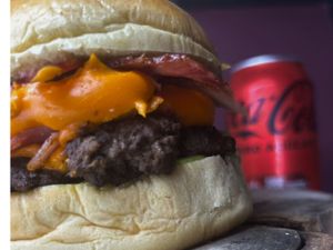 2 Brangus + 2 coca lata + fritas