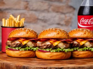 Combo burguer para 3  pessoas 3 ADD FRITAS + REFRI