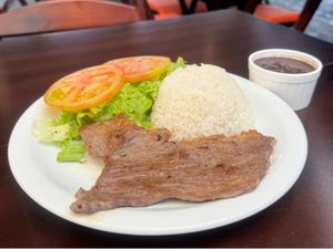 Bife, arroz, feijão e salada