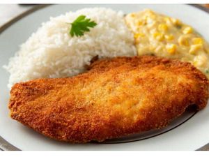 FILÉ A MILANESA DE FRANGO COM CREME DE MILHO