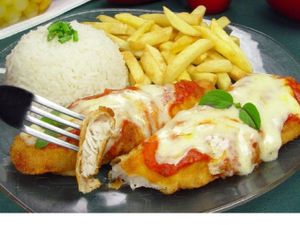 FILÉ DE PEIXE Á PARMEGIANA