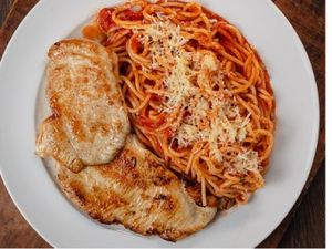 MACARRÃO A BOLONHESA OU ALHO E ÓLEO COM FILÉ DE FRANGO GRELHADO