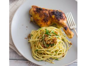 MACARRÃO ALHO E ÓLEO COM FRANGO ASSADO