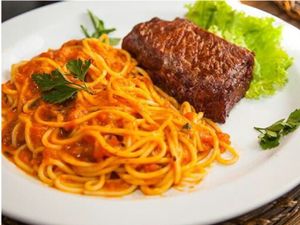 MACARRÃO COM CONTRA FILÉ