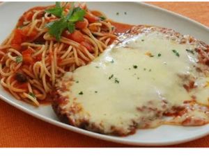 MACARRÃO COM FILÉ A PARMEGIANA DE FRANGO