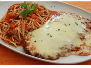 MACARRÃO A BOLONHESA OU ALHO E ÓLEO COM PARMEGIANA DE CARNE
