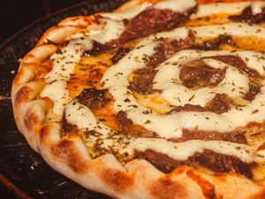 PIZZA FAMILIA + PIZZA PEQUENA DE CHOCOLATE PRETO