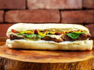 Choripán de Tomate Seco y Rúcula