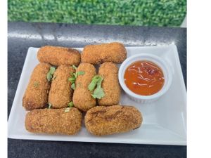 Bolinho de Batata Temperada com Recheio de Calabresa