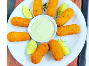 Bolinho de  Mandioca Recheado com  Costela Bovina