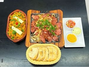 Combo Calabresa Acebolada com Baião de Dois