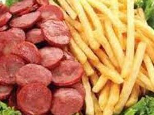 Porção de Calabresa Com Batata Frita