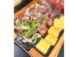 Porção de Carne Seca Com Mandioca Cremosa