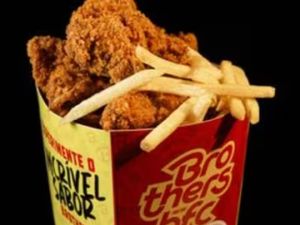 Brothers Coxinha na Caixa P (Com Osso) 250g + Fritas + 1 Molho da Casa