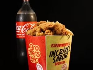 Brothers Sobrecoxa na Caixa G (Sem Osso) + Porção (300g) + 3 Molhos + Refri