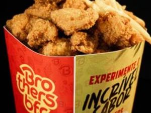 Brothers Sobrecoxa na Caixa M (Sem Osso) + Porção + 02 Molhos da Casa