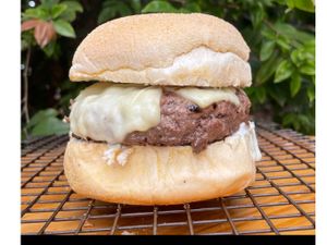 3 hambúrguer bruce lee mais refrigerante 2l mais fritas